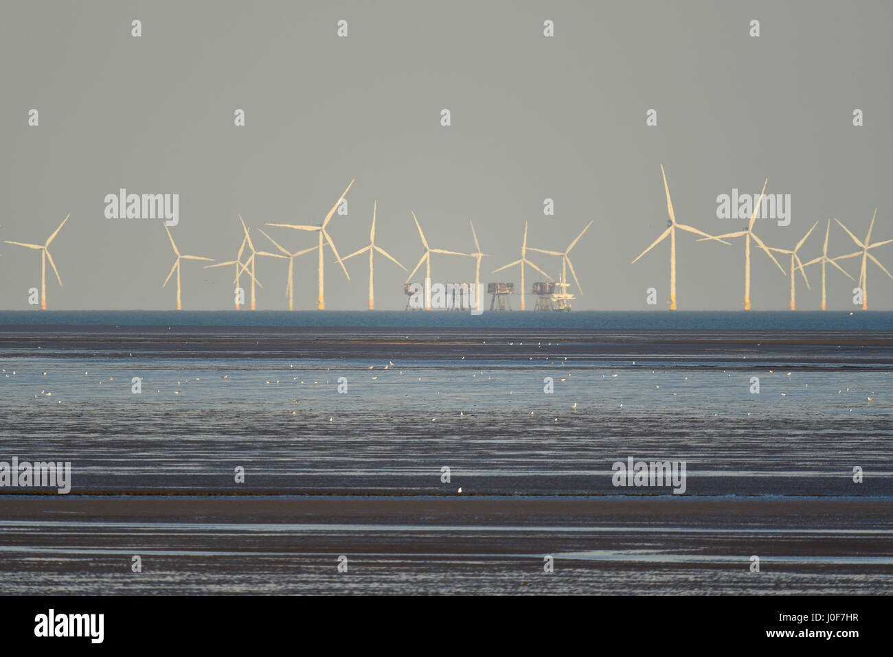 Kentish Flats Offshore Wind Farm e Red Sands Maunsell Fort nella bocca dell'estuario del Tamigi off la Essex e Kent coste. Tall Ship passando da Foto Stock