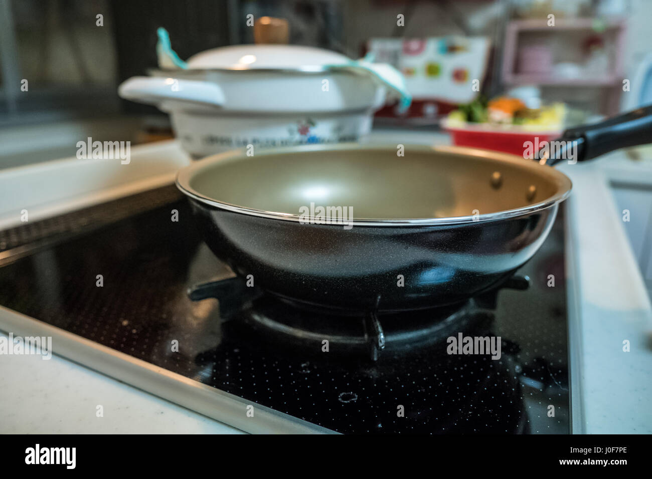 Ottenere pronto per cucinare la cena durante la notte su un fornello a gas Foto Stock