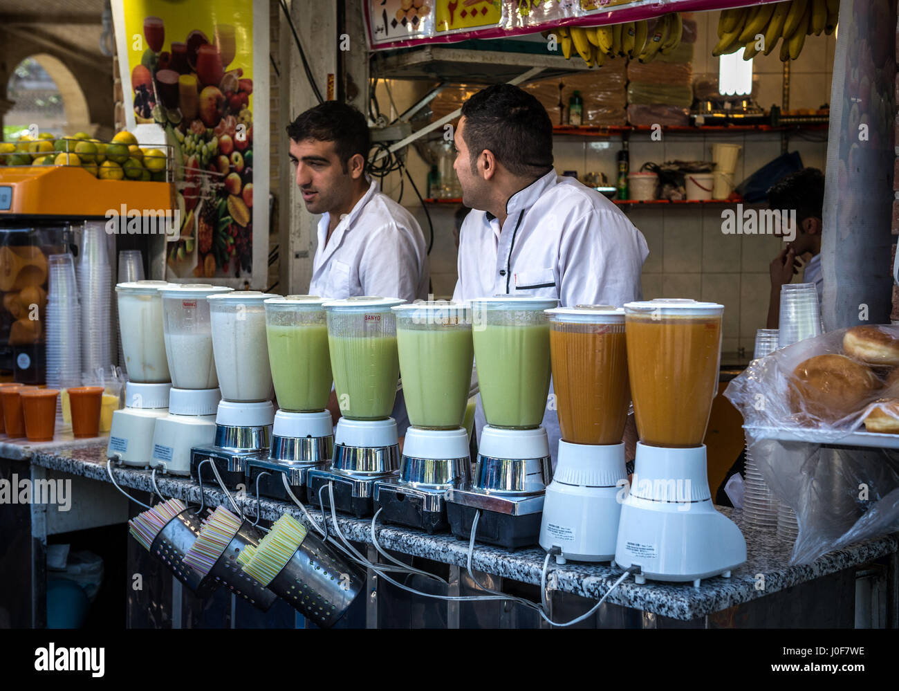 Stand con succhi di frutta freschi sul Grand Bazaar a Teheran, la capitale di Iran e Teheran Provincia Foto Stock