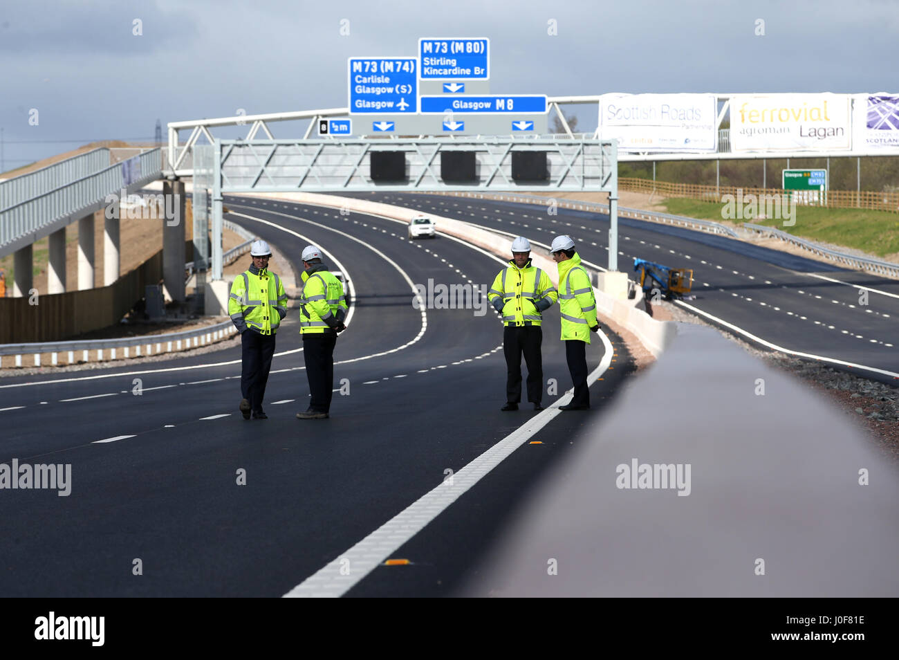 Ingegneri di trasporto in Scozia a piedi sulla nuova sezione sull'autostrada M8 nei pressi di Ballieston, North Lanarkshire, che è aperta al traffico quasi una settimana di anticipo. Foto Stock