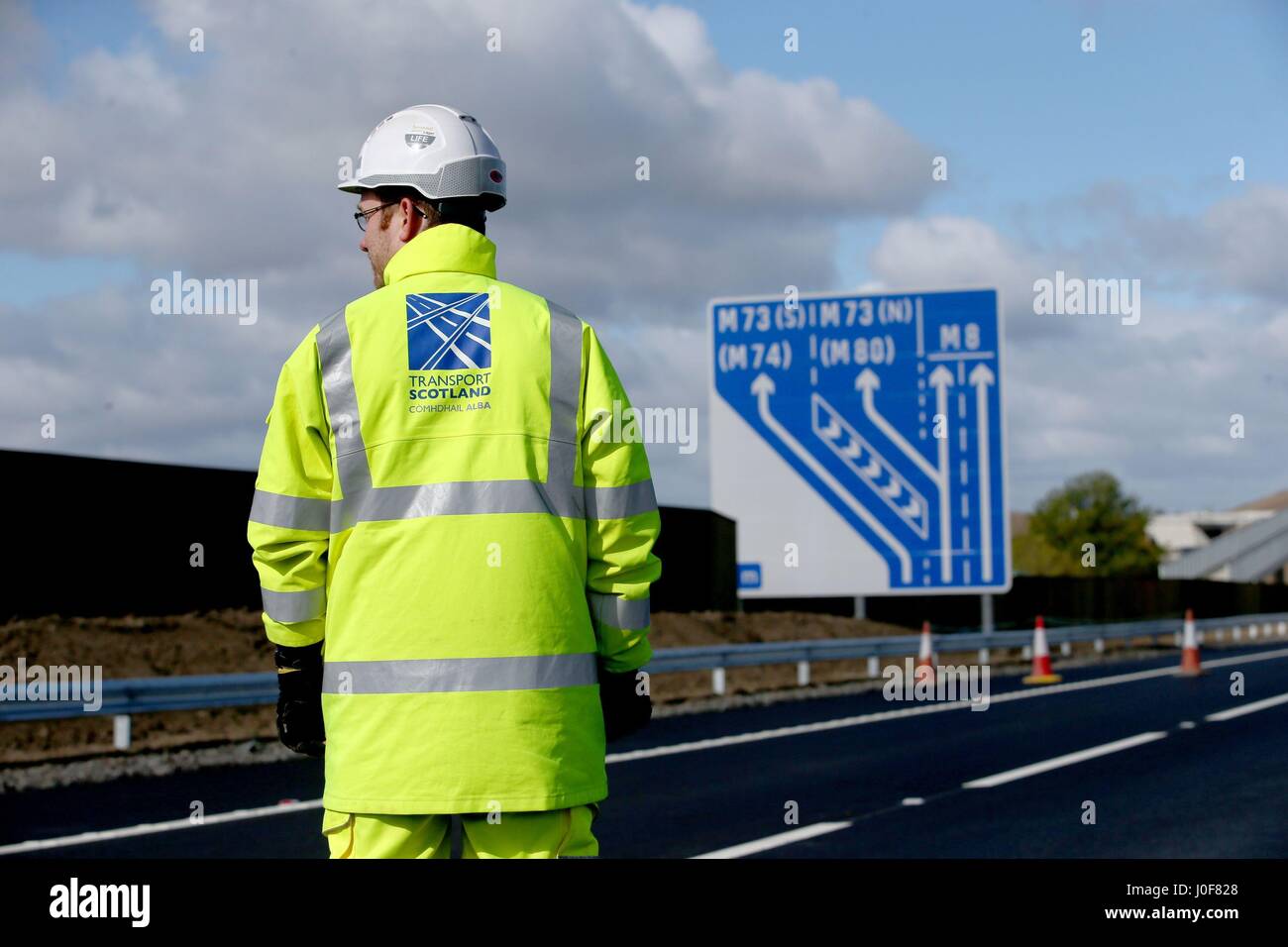 Ingegneri di trasporto in Scozia la nuova sezione sull'autostrada M8 nei pressi di Ballieston, North Lanarkshire, che è aperta al traffico quasi una settimana di anticipo. Foto Stock