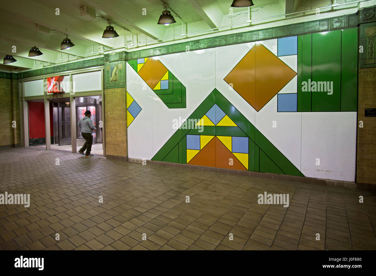 Arte della metropolitana adiacente ad un K Mart a Astor Place la stazione della metropolitana di Greenwich Village, Manhattan New York City Foto Stock