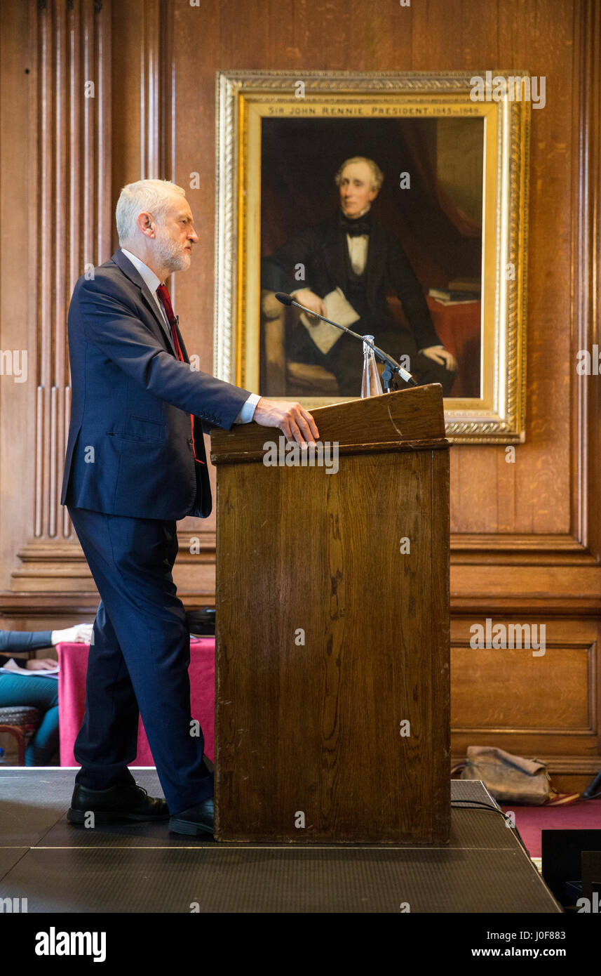 Leader laburista, Jeremy Corbyn dà un discorso alla Federazione delle piccole imprese Foto Stock