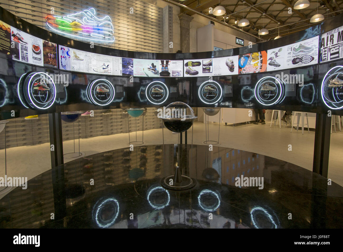 Un Nike Air Max presentano presso il Nike Store KITH su Broadway in Greenwich Village. Essi vendono trendy & calzature casual in una impostazione dell'anca. Foto Stock
