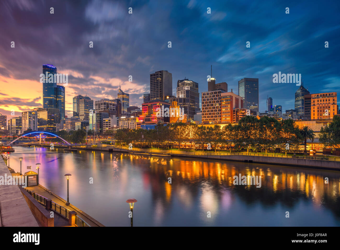 Città di Melbourne. Immagine di paesaggio cittadino di Melbourne, Australia durante il tramonto spettacolare. Foto Stock