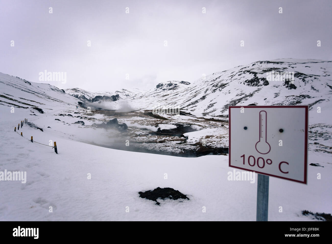 Un avvertimento per la temperatura del segno da parte di sorgenti calde geotermali di Reykjadalur, un famoso sentiero escursionistico nelle montagne vicino a Reykjavik, Islanda Foto Stock