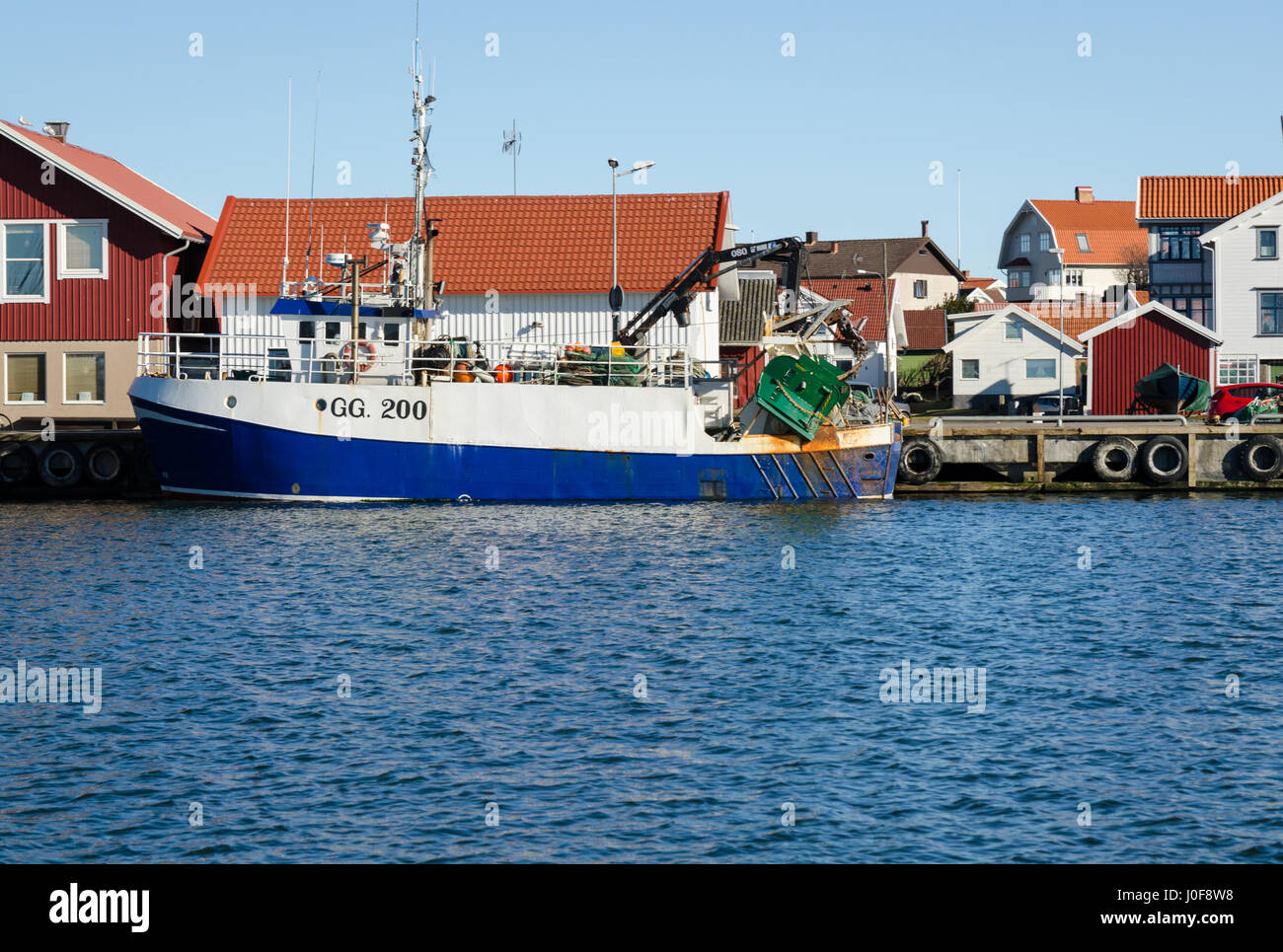 Una grande barca da pesca nel porto su una piccola isola al di fuori Gothenburg pronto per andare fuori e pesce Foto Stock