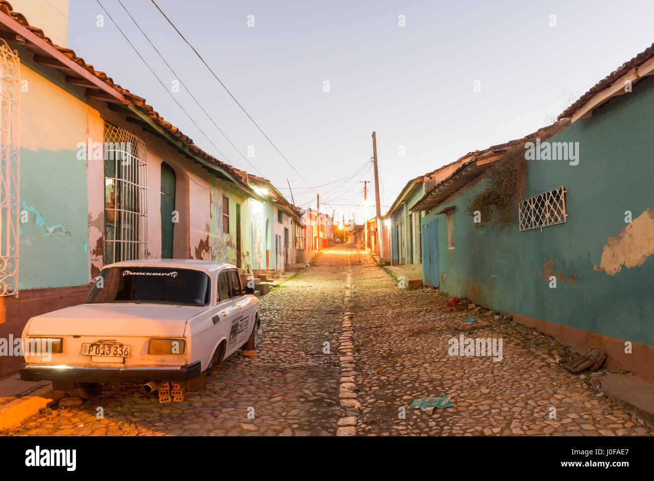 Trinidad, Cuba - Jan 13, 2017: Russian Lada parcheggiate lungo le colorate case tradizionali nella città coloniale di Trinidad di Cuba, un patrimonio mondiale Heri Foto Stock