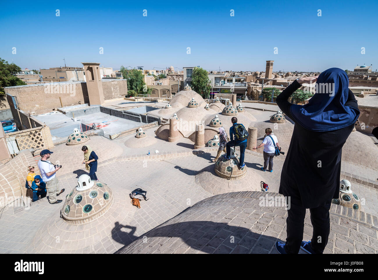 I turisti sul tetto del sultano Amir Ahmad Bathhouse (Qasemi Bathhouse) a Kashan città, capitale della contea di Kashan dell'Iran Foto Stock