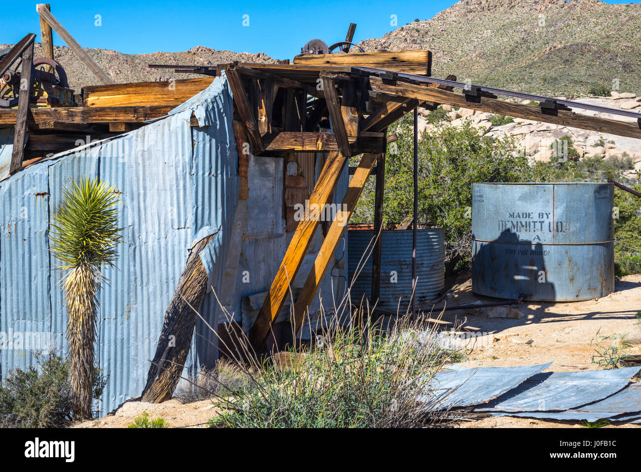 I resti del muro abbandonato San Mill. Joshua Tree National Park, California, Stati Uniti d'America. Foto Stock