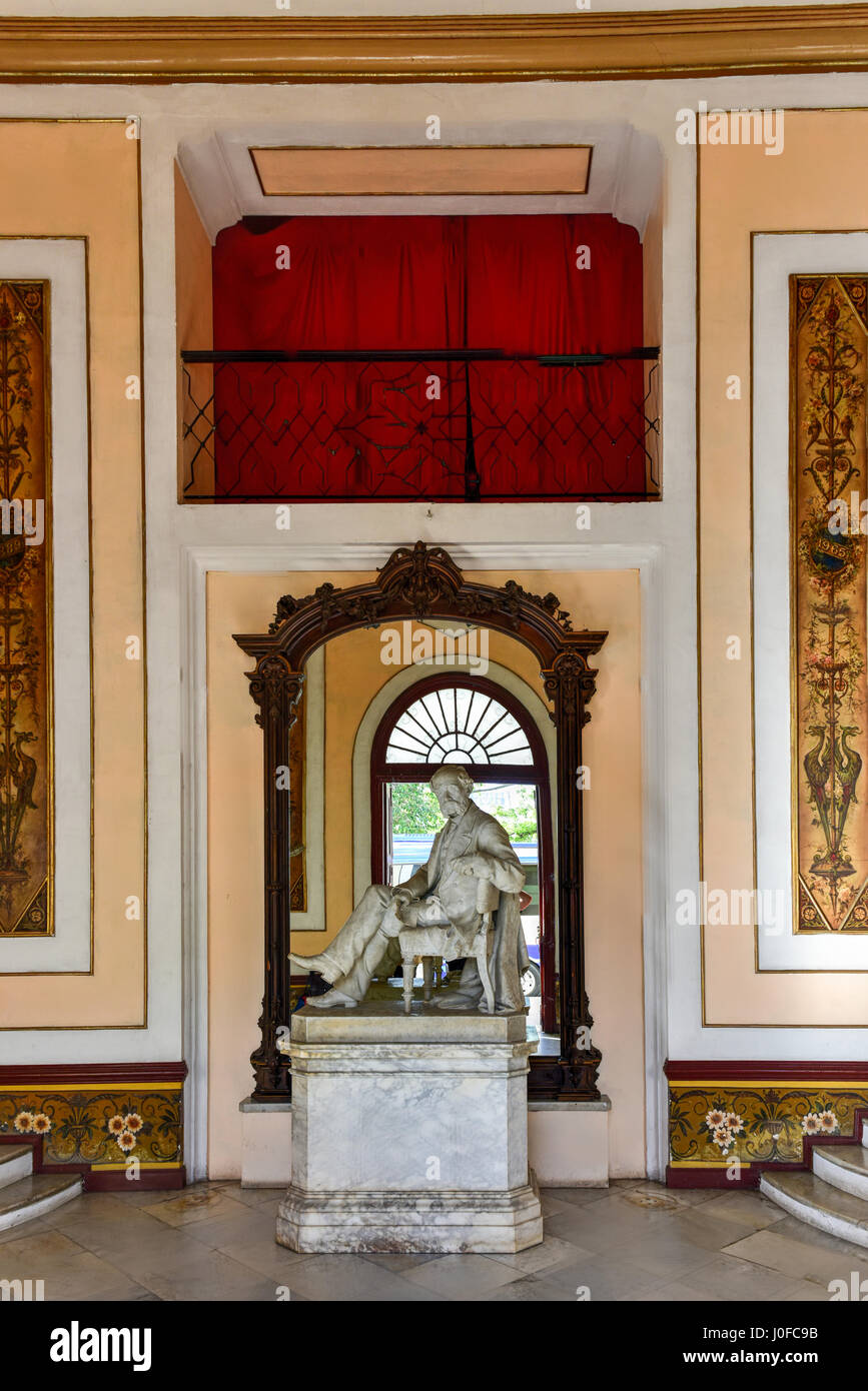 Cienfuegos, Cuba - Jan 11, 2017: Tomas Terry Theater in Jose Marti Park, il Patrimonio Mondiale UNESCO piazza principale di Cienfuegos, Cuba. Foto Stock