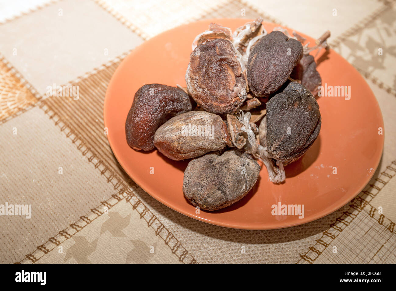 Mazzetto di kaki disidratati nella piastra sulla tavola Foto Stock