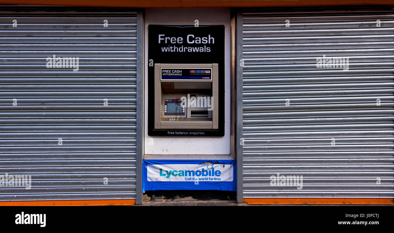 Bancomat circondato da parzializzato vetrine, England Regno Unito Foto Stock
