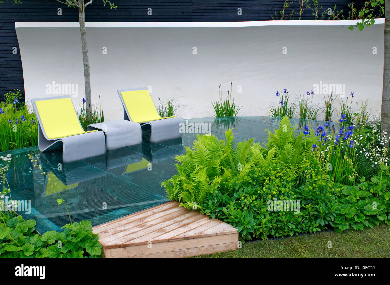 A racchiusa urbana moderna terrazza giardino con un pavimento di vetro Foto Stock