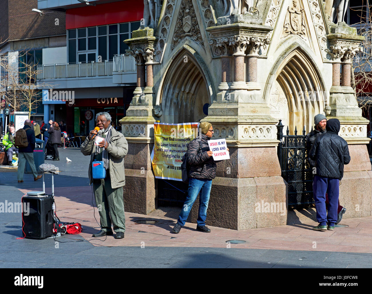 Predicatore di strada in Leicester city centre, Leicestershire, England Regno Unito Foto Stock