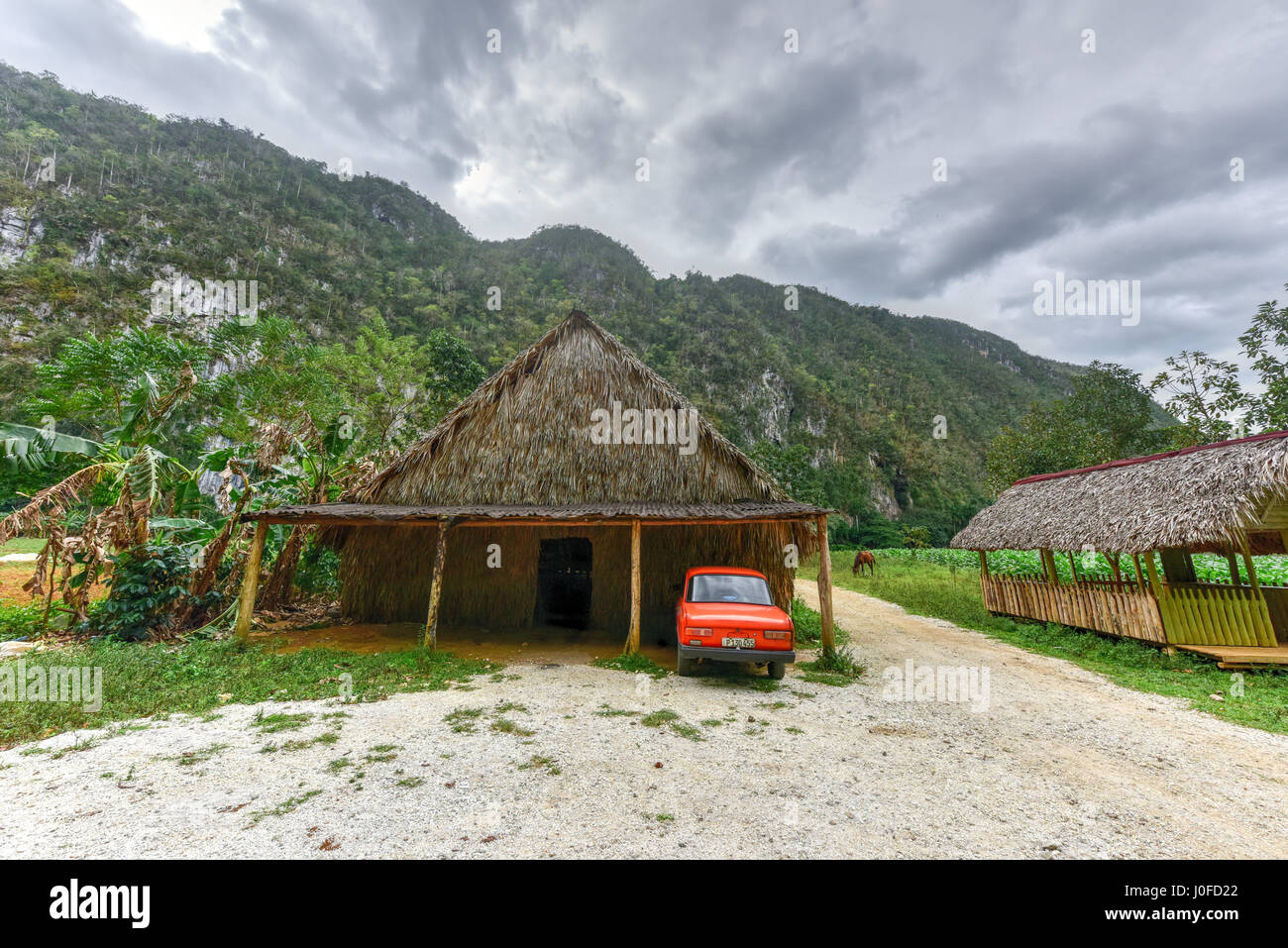 Vinales, Cuba - Gennaio 10, 2017: Old Russian Lada automobile parcheggiata in un capanno in Vinales Valley, a nord di Cuba. Foto Stock