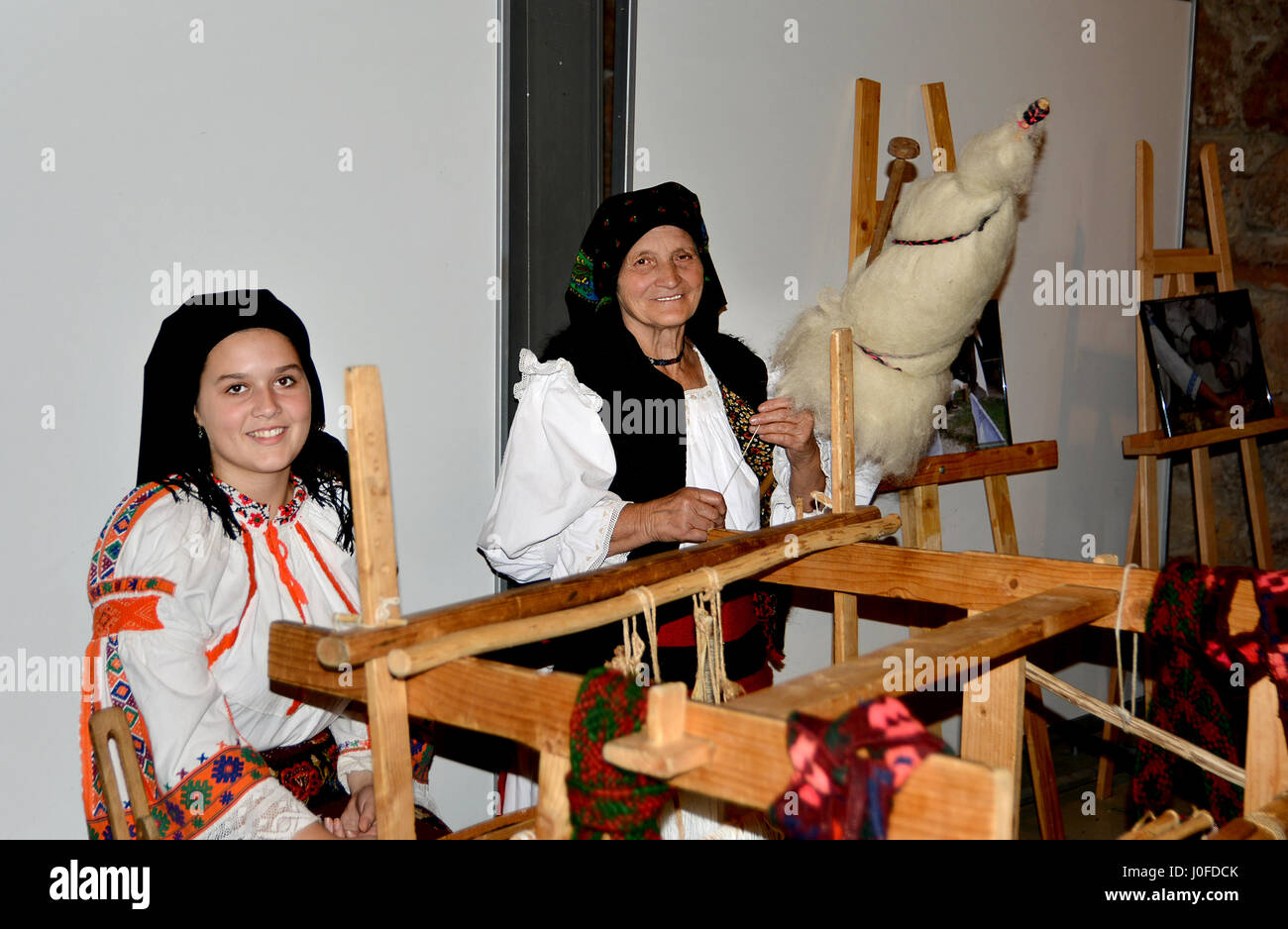 Tradizionale serata seduti con ceramiche fatte a mano utilizzando tecniche tradizionali e il vecchio tradizionale rumena lana cose fatte a mano con motivo antico Foto Stock