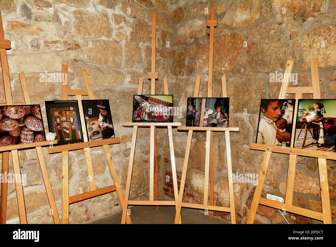 Tradizionale serata seduti con ceramiche fatte a mano utilizzando tecniche tradizionali e il vecchio tradizionale rumena lana cose fatte a mano con motivo antico Foto Stock