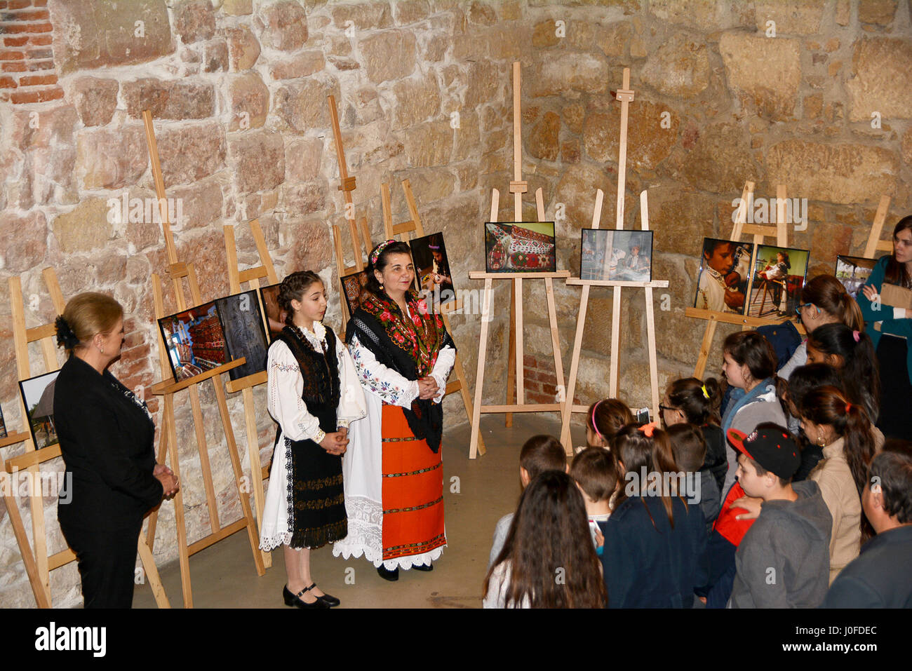 Tradizionale serata seduti con ceramiche fatte a mano utilizzando tecniche tradizionali e il vecchio tradizionale rumena lana cose fatte a mano con motivo antico Foto Stock