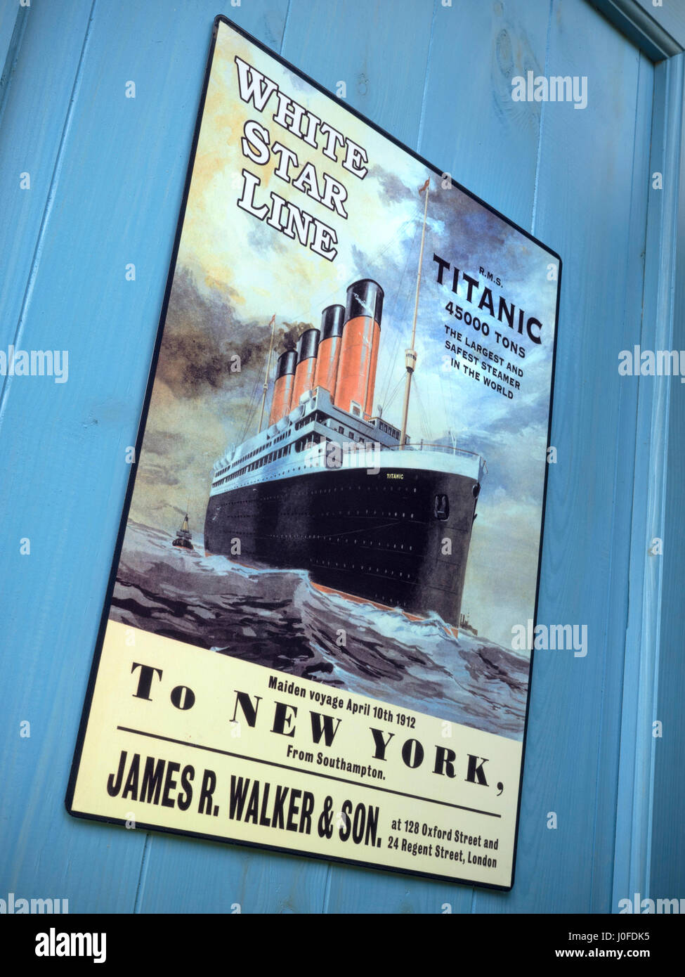 Vintage 'Titanic' placca blu sulla porta di legno, promuovendo il fatidico tragico viaggio inaugurale a New York da Southampton 10 Aprile 1912 Foto Stock