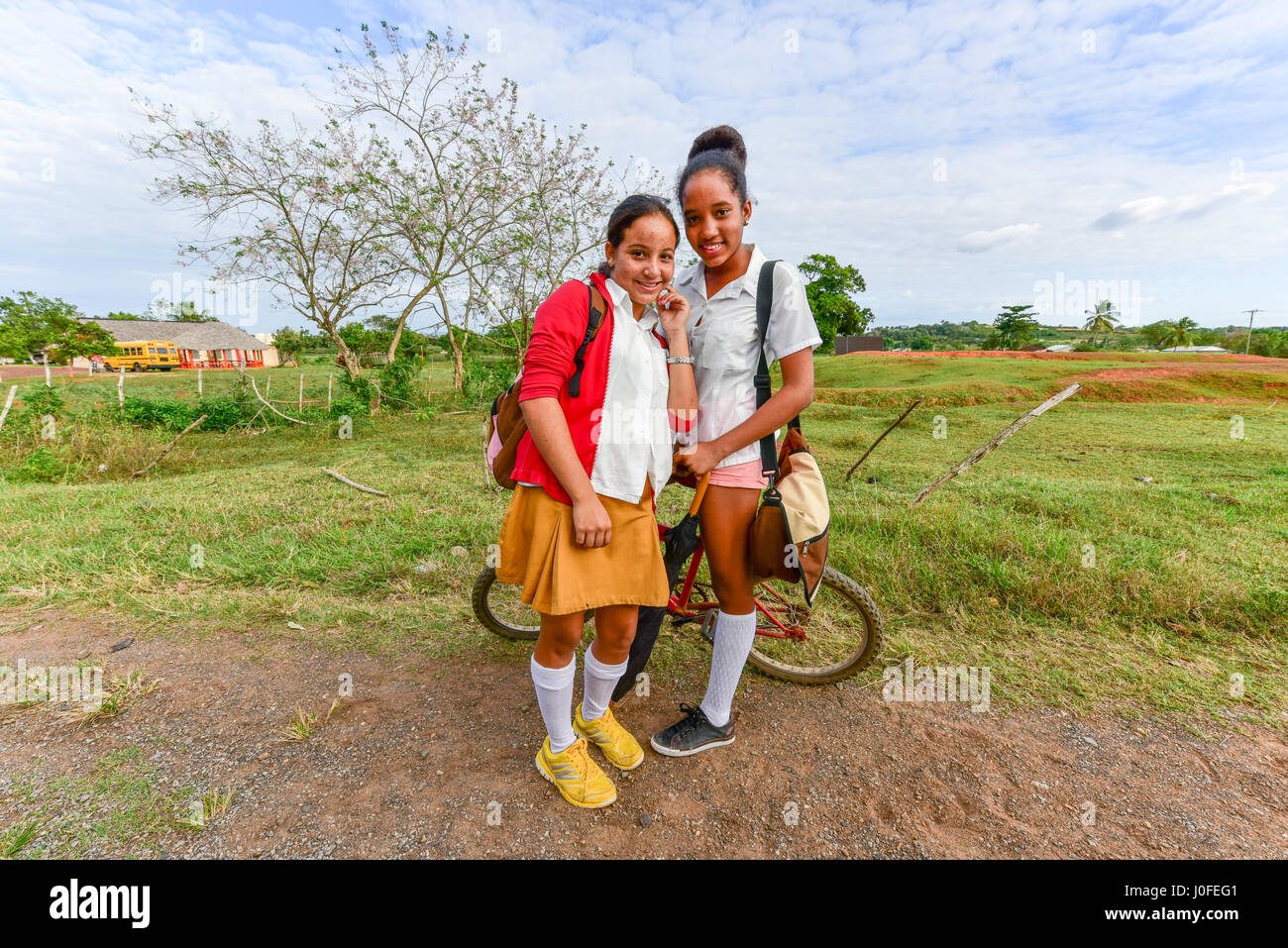 Vinales, Cuba - Gennaio 10, 2017: scuola cubana ragazze in uniforme, in Vinales, Cuba. Foto Stock