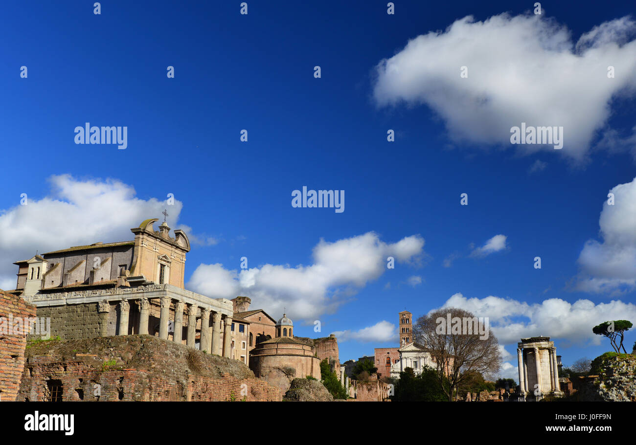 Bellissimo il cielo sopra il Foro Romano, nel centro di Roma Foto Stock