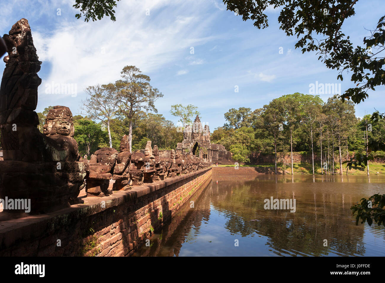 Angkor Thom: Sud Gopura, la Causeway e il fossato che circonda la città antica Foto Stock