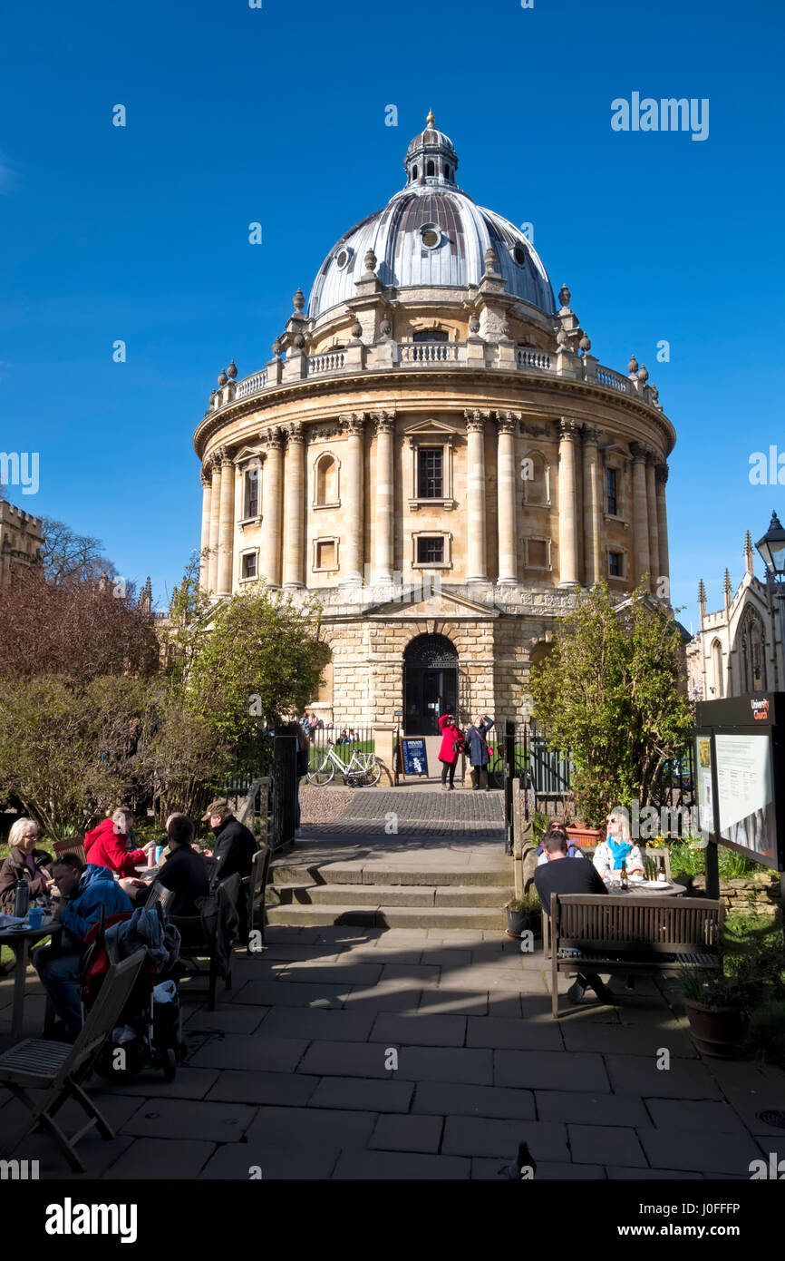 La Radcliffe Camera (Fotocamera, con il significato di "sala" in latino) è un edificio dell'Università di Oxford. Foto Stock