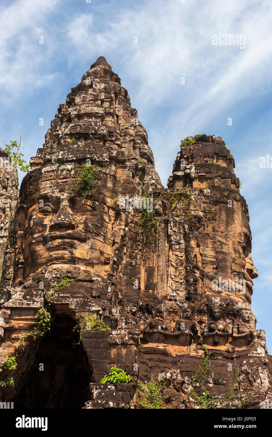 Le quattro torri di fronte del cancello sud, Angkor Thom, Siem Reap, Cambogia Foto Stock