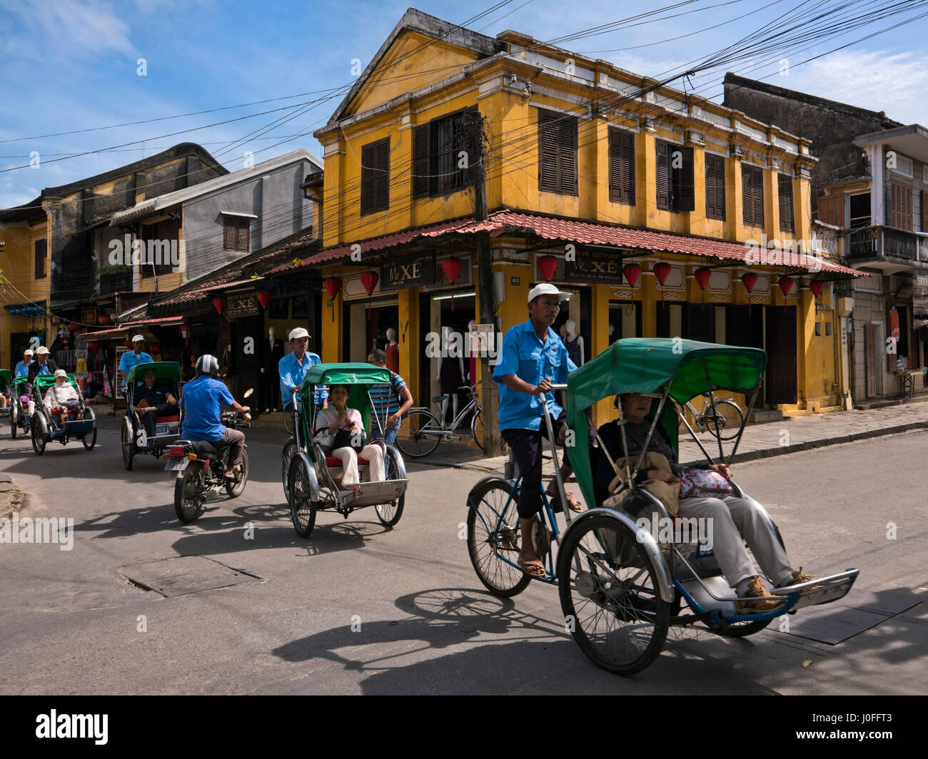 Vista orizzontale della cyclo in convoglio in Hoi An, Vietnam. Foto Stock