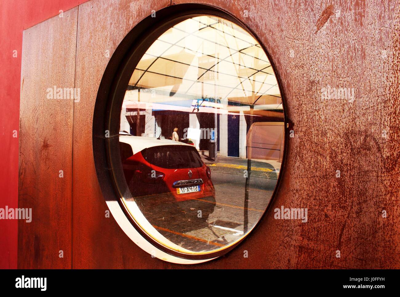 Il vetro di una porta di legno nel centro di Matosinhos, Porto, Portogallo. Foto Stock