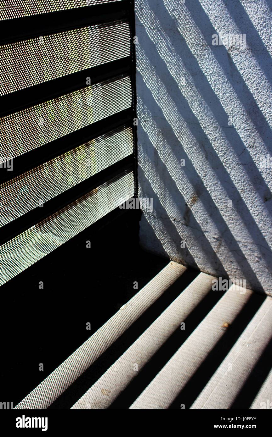 Linee e strisce riflessa sulla parete e pavimento. Foto Stock