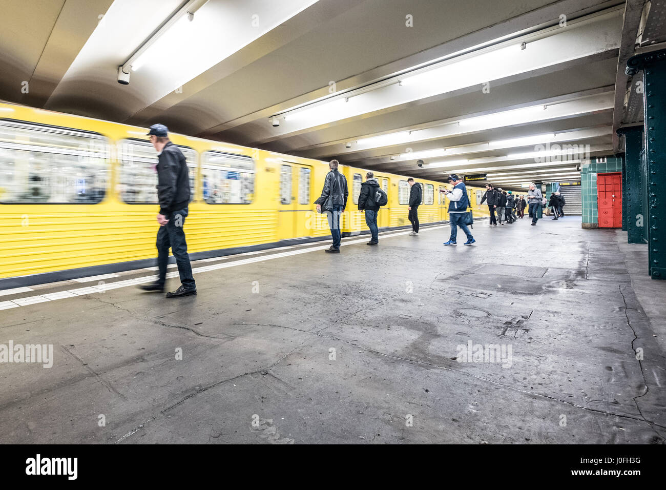 Berlino, Germania - 12 aprile 2017: metropolitana treno arrivando alla stazione ferroviaria (Wittenbergplatz) di Berlino, Germania. Foto Stock