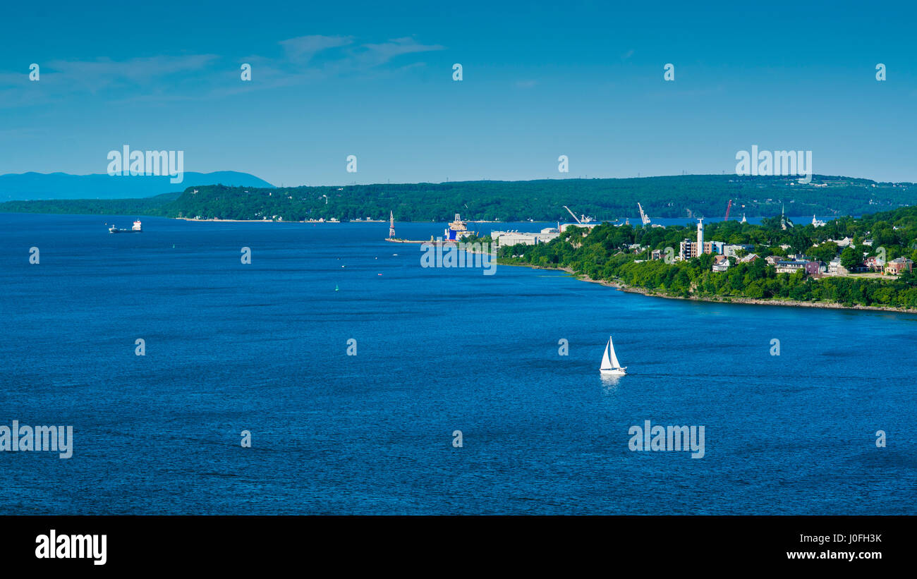 Barca a vela sul fiume Saint-Laurence vicino a Quebec City in Canada Foto Stock