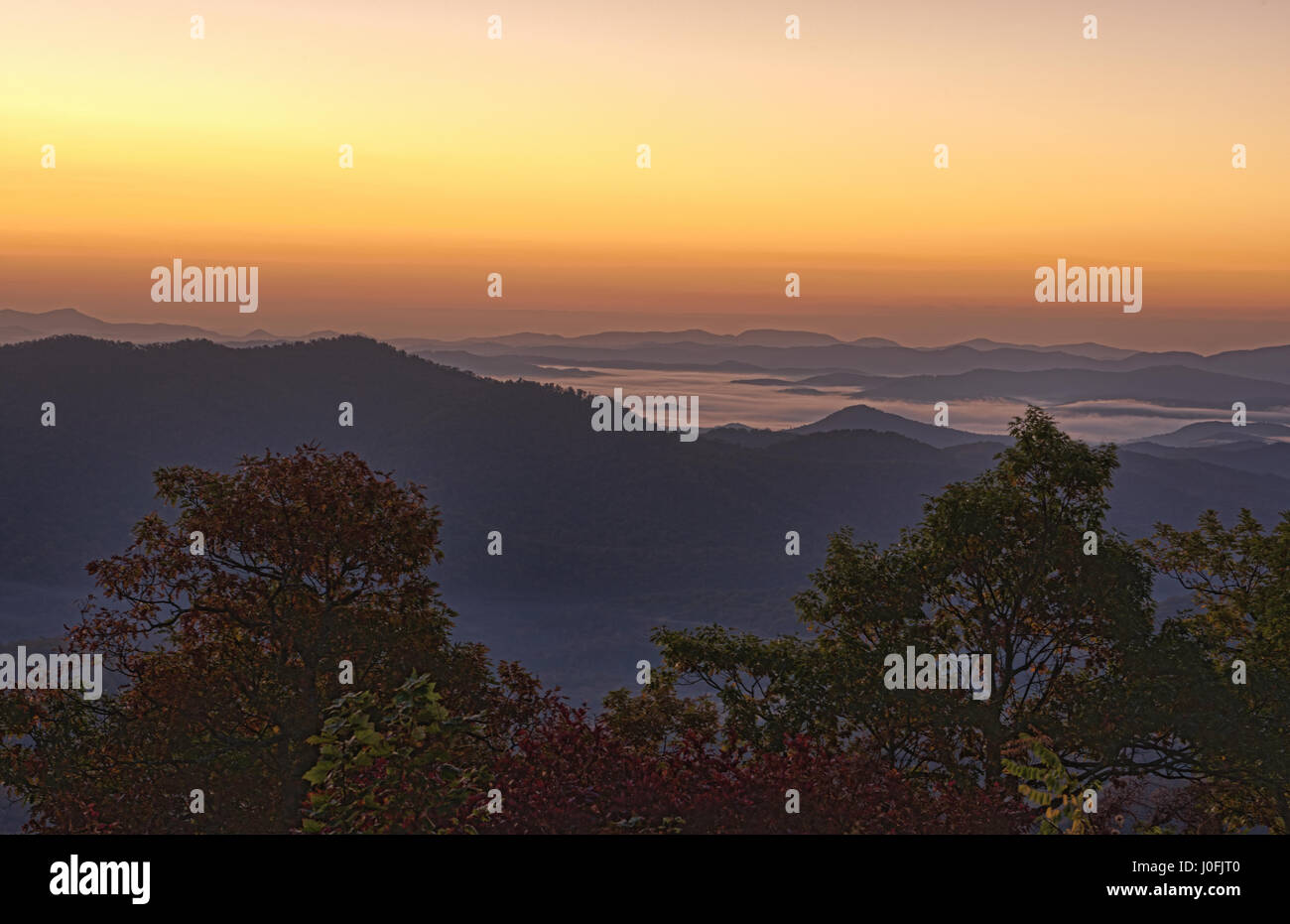 Brevard North Carolina montagne vicino Asheville i colori dell'autunno Blue Ridge autostrada sunrise creste delle colline Foto Stock