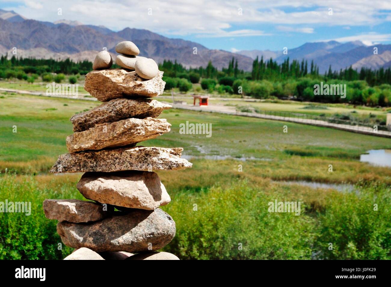 L atto di bilanciamento, Ladakh, India Foto Stock