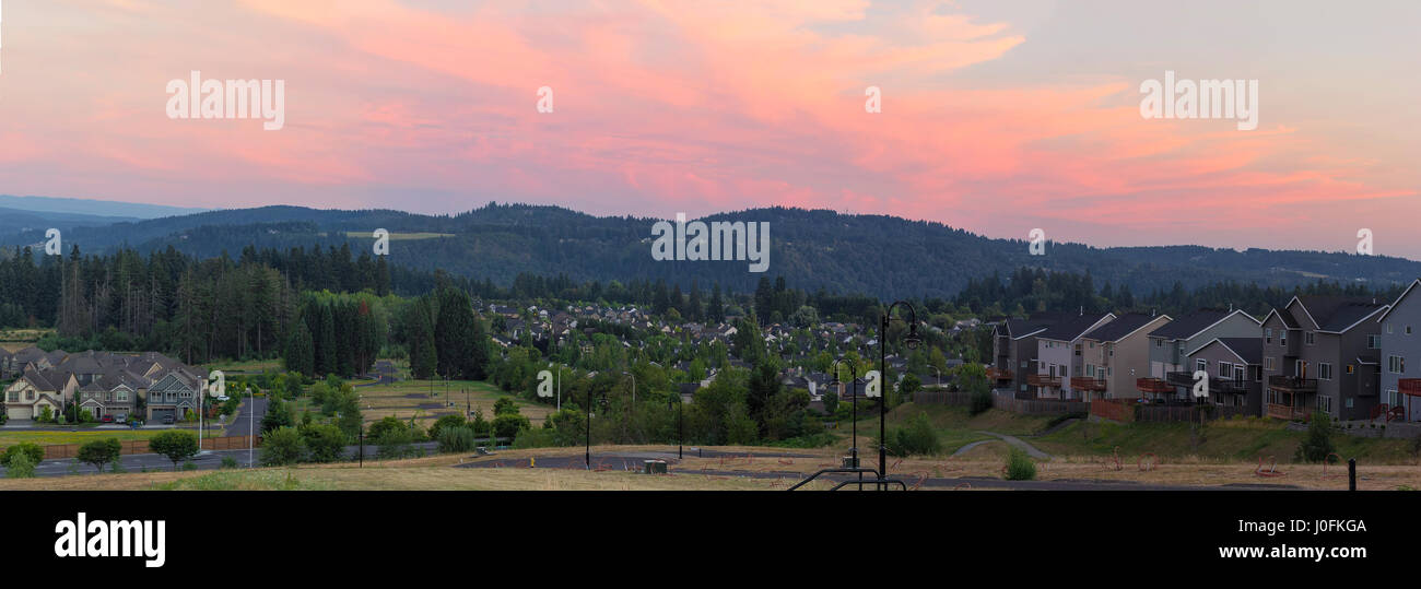 Suddivisioni di case di sviluppo in Happy Valley Oregon nel tramonto vista panoramica panorama Foto Stock