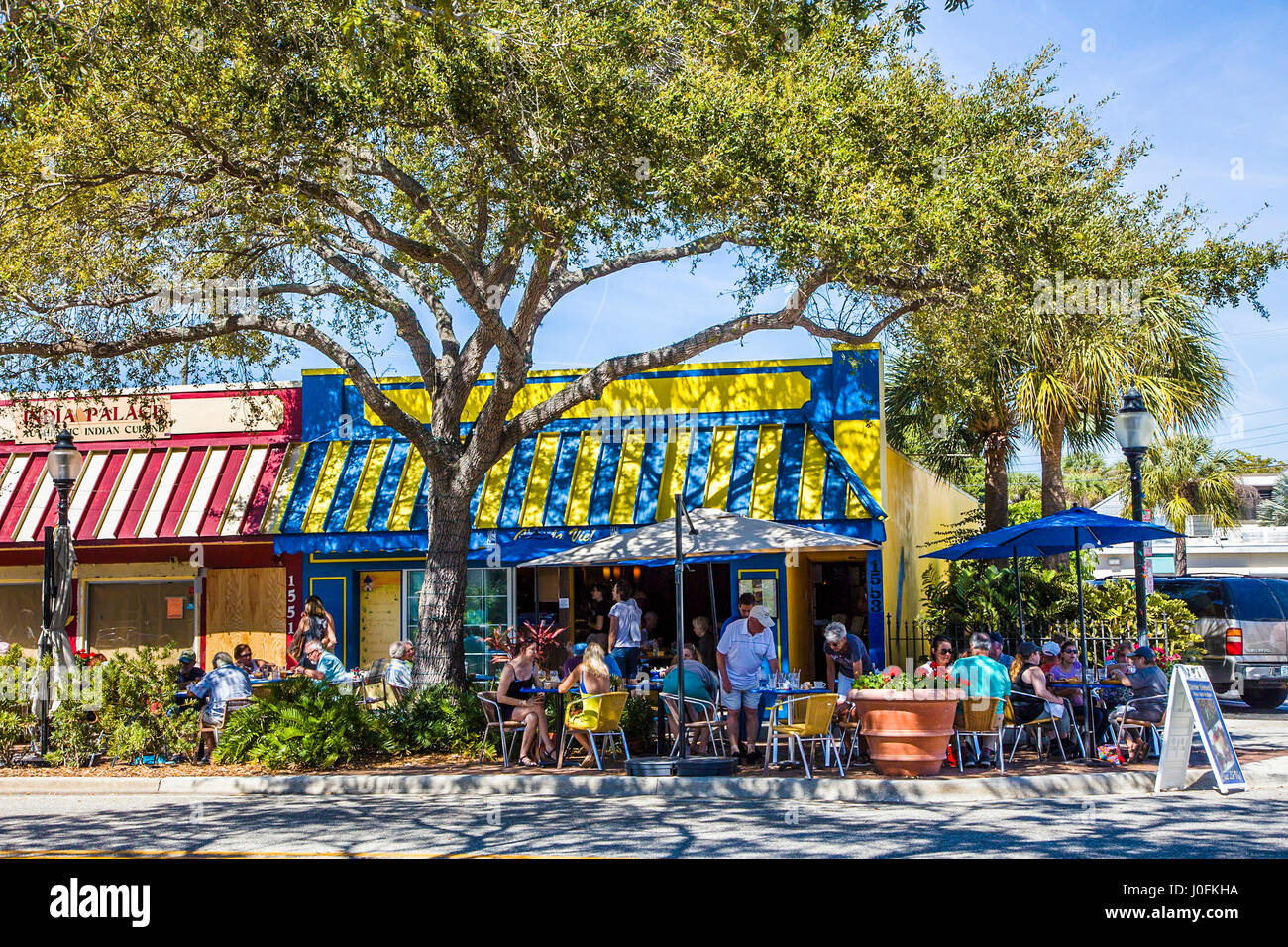 Persone a pranzare in outdoor sidewalk cafe sulla strada principale in Sarasota Florida Foto Stock