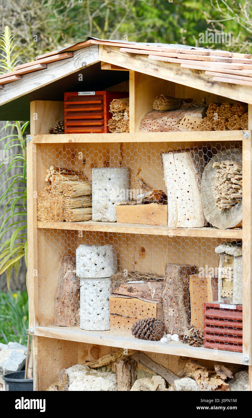 Hotel di insetto per wild solitario di api e di altri insetti. fatta di legno, bambù e altri materiali. Foto Stock