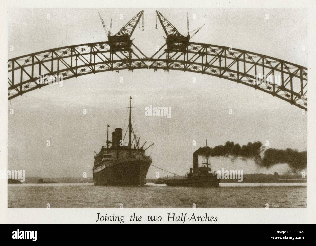 Il Ponte del Porto di Sydney in costruzione: l'unione dei due semi-archi Foto Stock