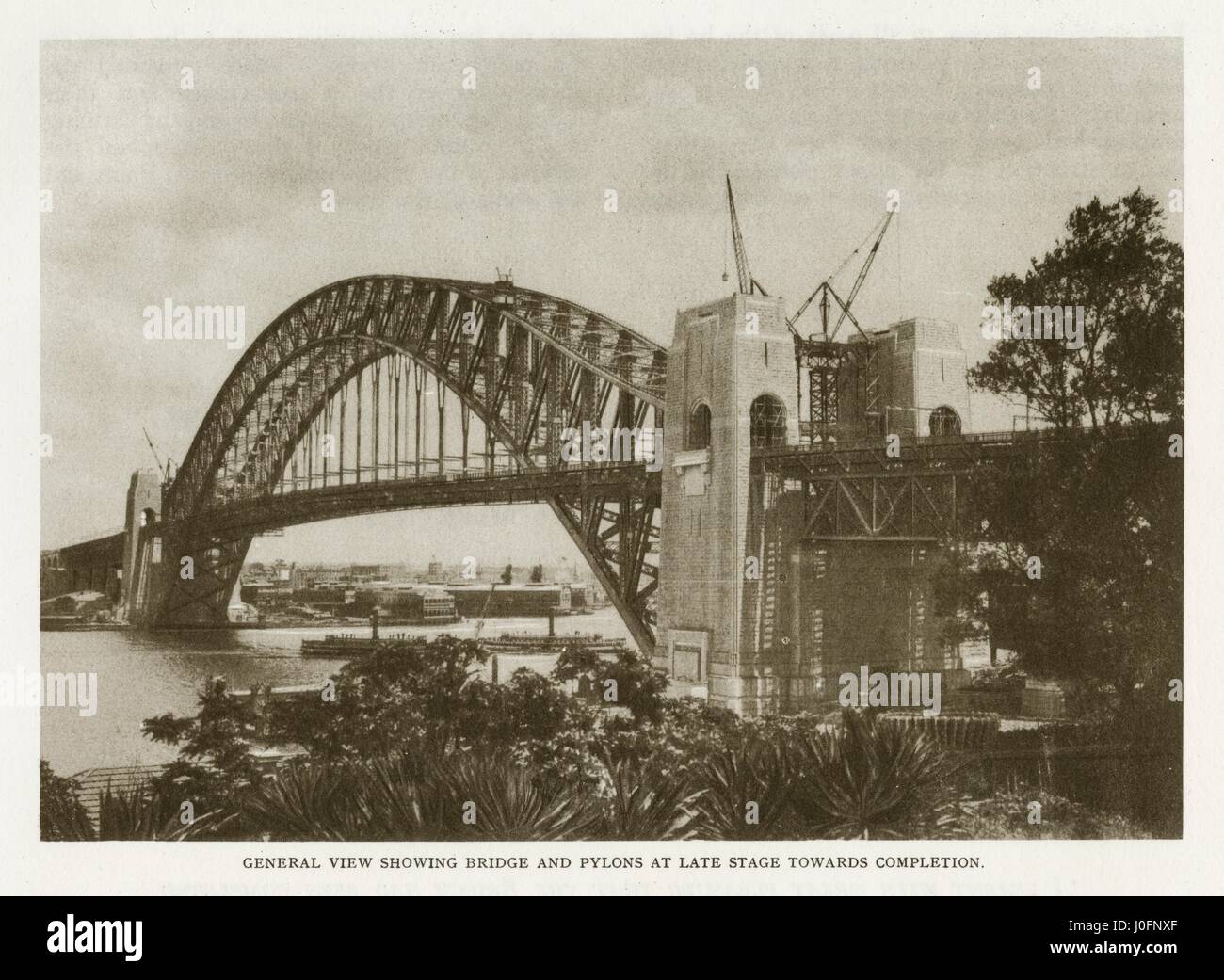 Sydney Harbour Bridge: vista generale che mostra il ponte e tralicci a fine tappa verso il completamento Foto Stock