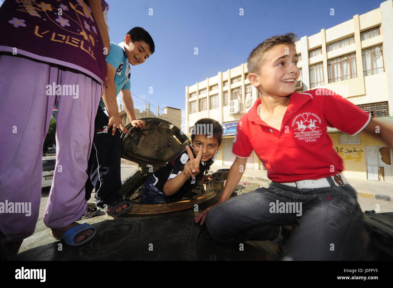 La vita dei bambini che sono in qualche modo cercando disperatamente di rimanere vivo e crescere in mezzo alla carneficina e caos attorno a loro … pur conservando ancora Foto Stock