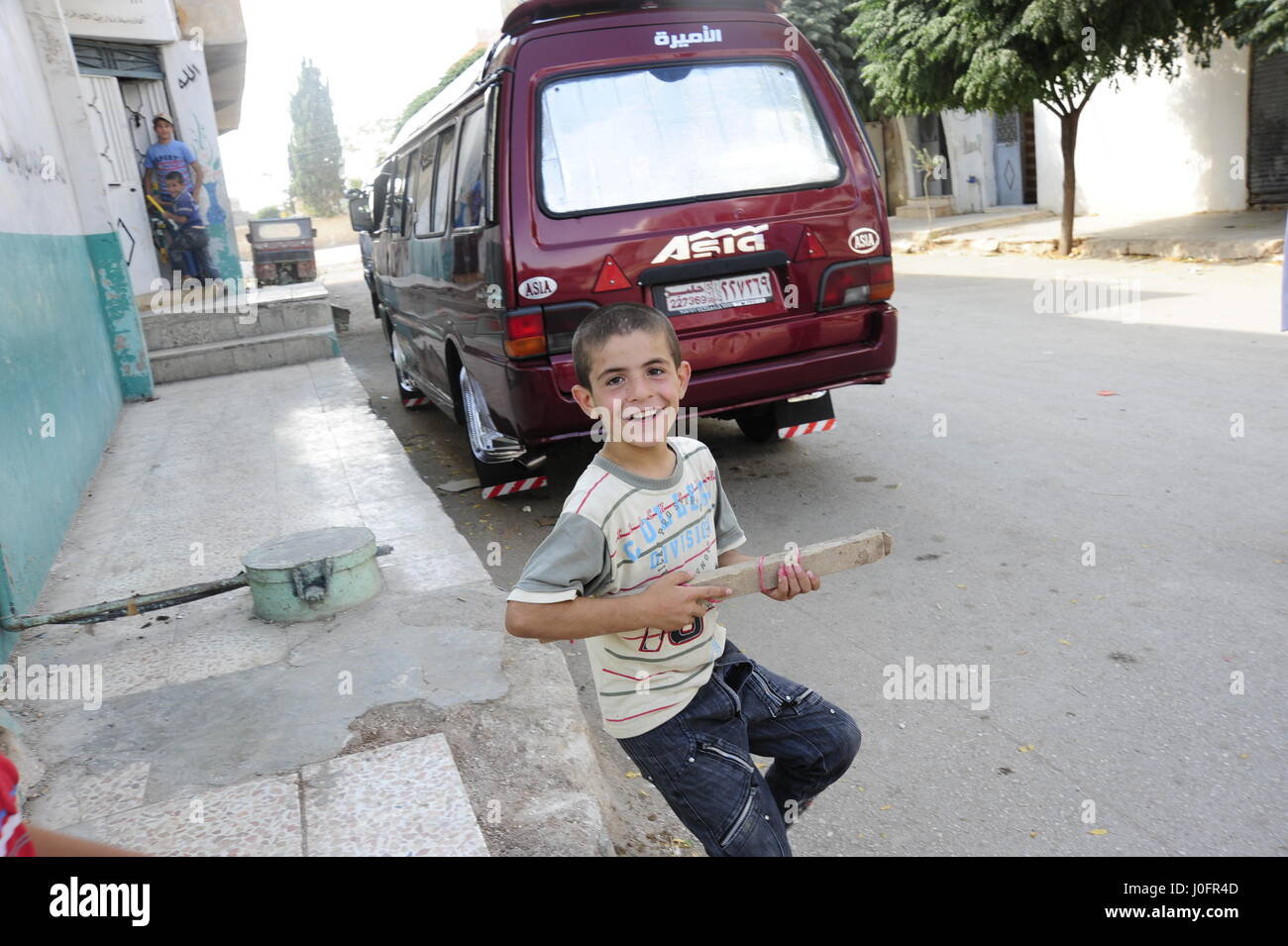La vita dei bambini che sono in qualche modo cercando disperatamente di rimanere vivo e crescere in mezzo alla carneficina e caos attorno a loro … pur conservando ancora Foto Stock