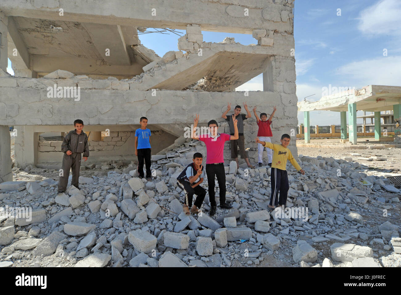 La vita dei bambini che sono in qualche modo cercando disperatamente di rimanere vivo e crescere in mezzo alla carneficina e caos attorno a loro é pur conservando ancora Foto Stock