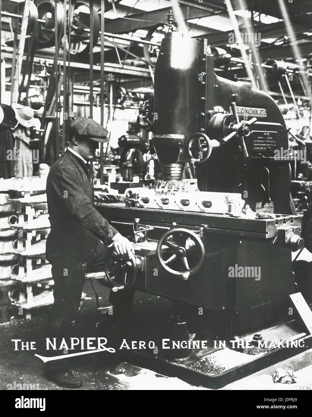 La Napier aero engine nella fabbricazione: fresatura verticale rovesciata nel basamento di Lion Foto Stock