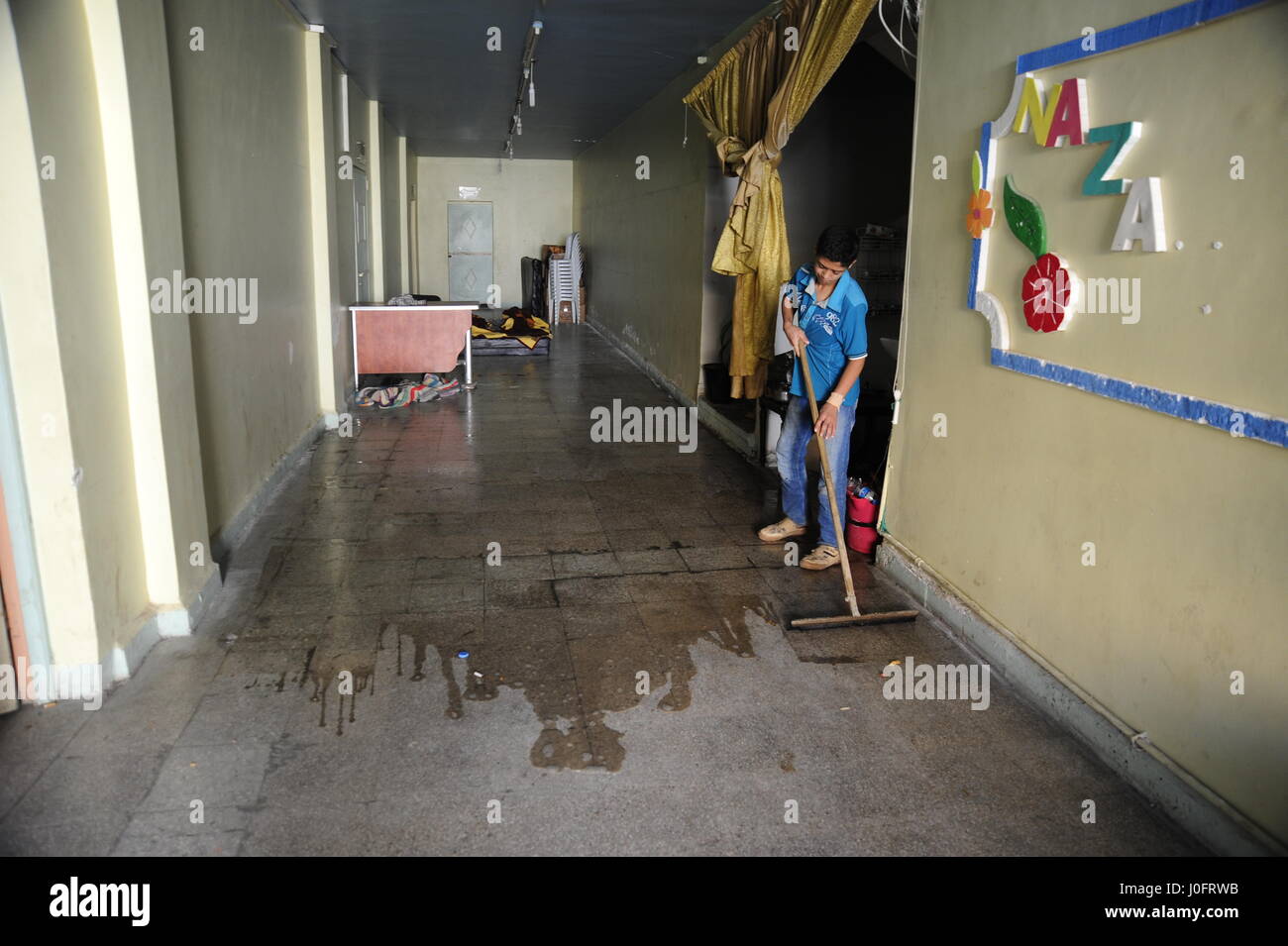 La vita dei bambini che sono in qualche modo cercando disperatamente di rimanere vivo e crescere in mezzo alla carneficina e caos attorno a loro … pur conservando ancora Foto Stock