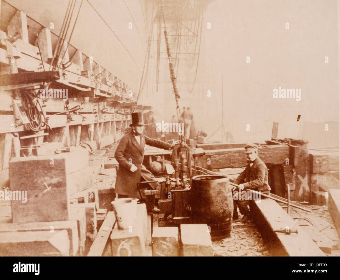 Brunel in piedi a prua del Great Eastern, di fronte a lui si siede una nave lavoratore Foto Stock