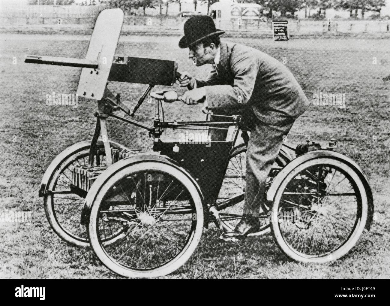 Prima armata del veicolo a motore. Un quadriciclo con Maxim mitragliatrice dimostrato da F R Simms Foto Stock