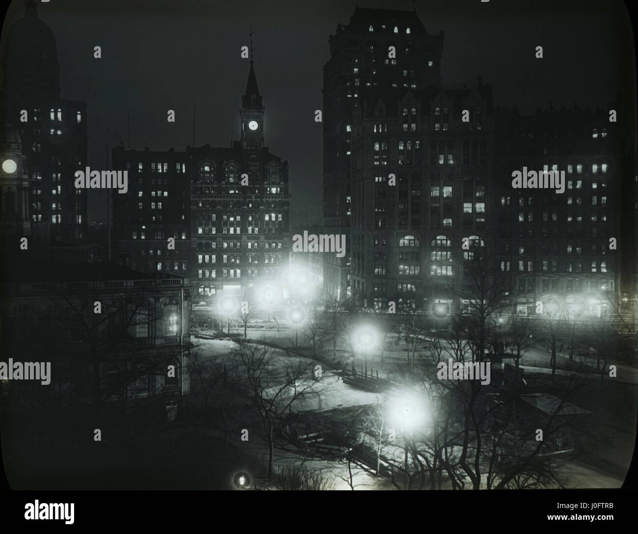 Scena notturna di un parco e gli edifici della città Foto Stock