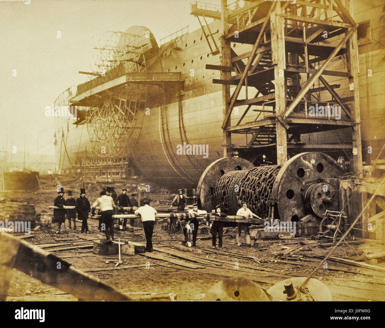 Gli uomini di stand con la poppa controllare il tamburo del Great Eastern, 18 novembre 1857 Foto Stock